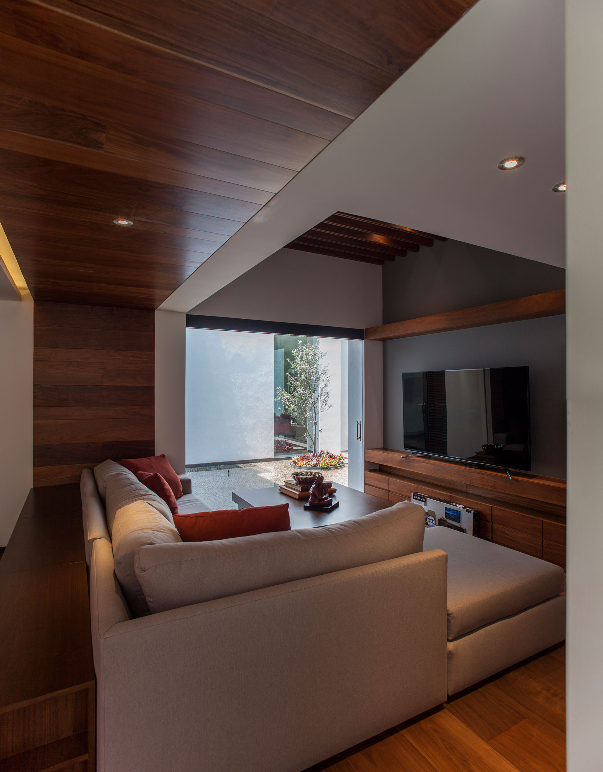 A Spacious Contemporary Home with Elegant Interiors in Zapopan by Almazán Arquitectos Asociados (18)