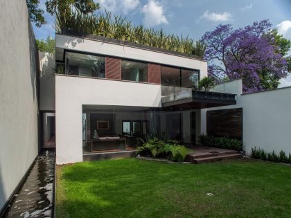 A Spacious Contemporary Home with Elegant Interiors in Zapopan by Almazán Arquitectos Asociados (2)