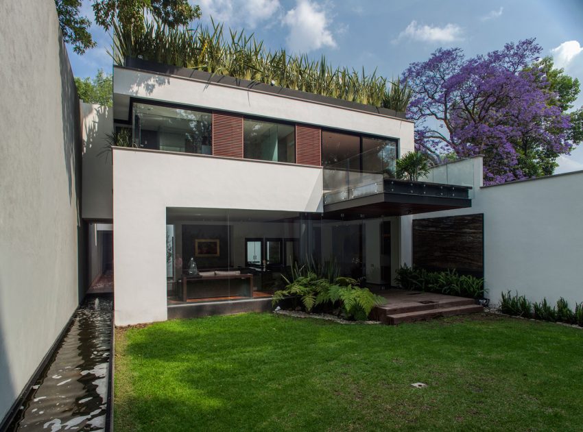 A Spacious Contemporary Home with Elegant Interiors in Zapopan by Almazán Arquitectos Asociados (2)