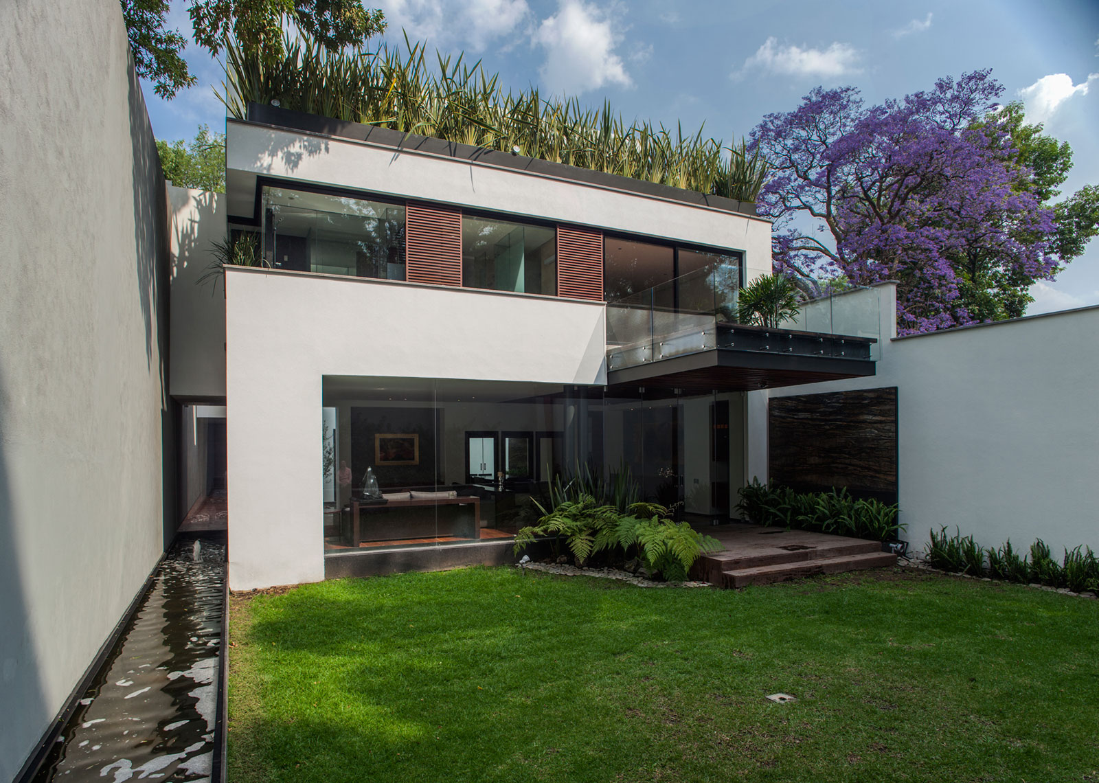 A Spacious Contemporary Home with Elegant Interiors in Zapopan by Almazán Arquitectos Asociados (2)