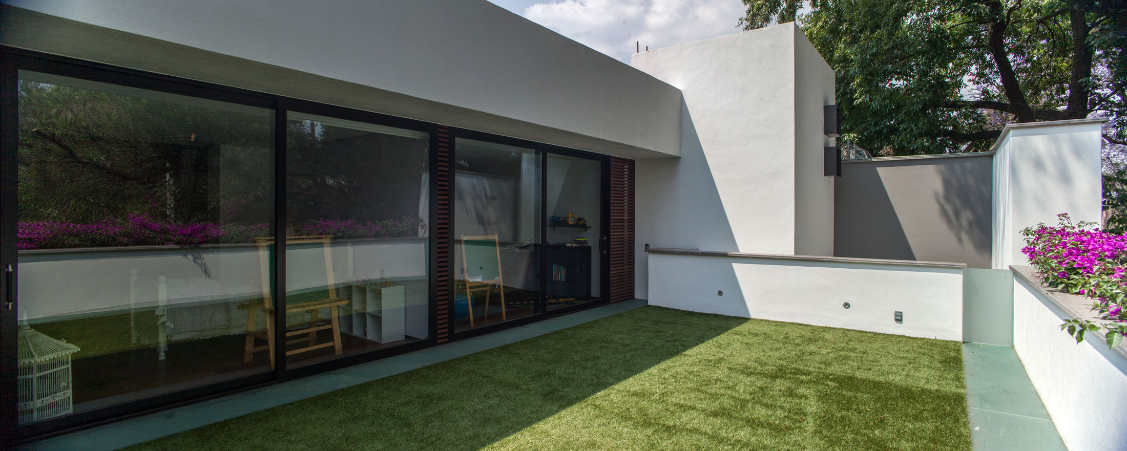 A Spacious Contemporary Home with Elegant Interiors in Zapopan by Almazán Arquitectos Asociados (3)
