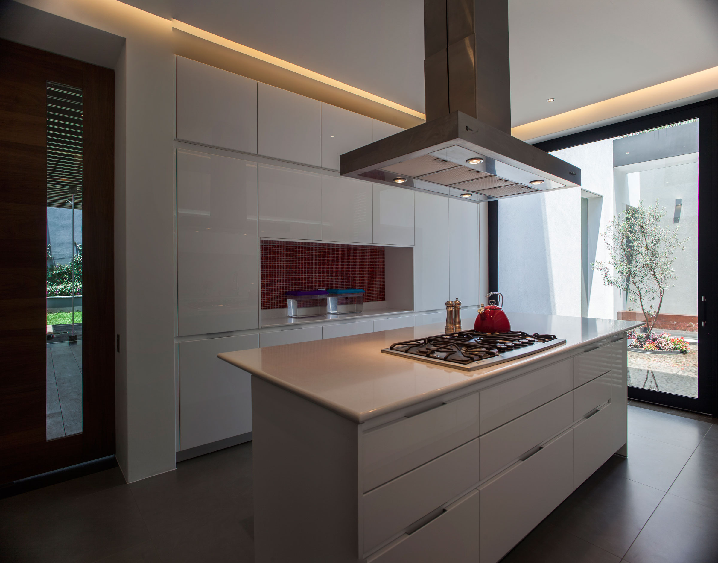 A Spacious Contemporary Home with Elegant Interiors in Zapopan by Almazán Arquitectos Asociados (30)