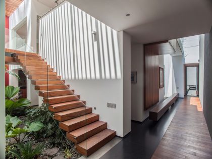 A Spacious Contemporary Home with Elegant Interiors in Zapopan by Almazán Arquitectos Asociados (37)