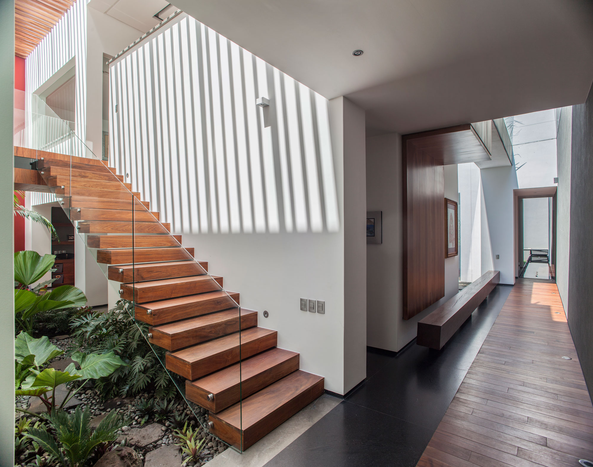 A Spacious Contemporary Home with Elegant Interiors in Zapopan by Almazán Arquitectos Asociados (37)