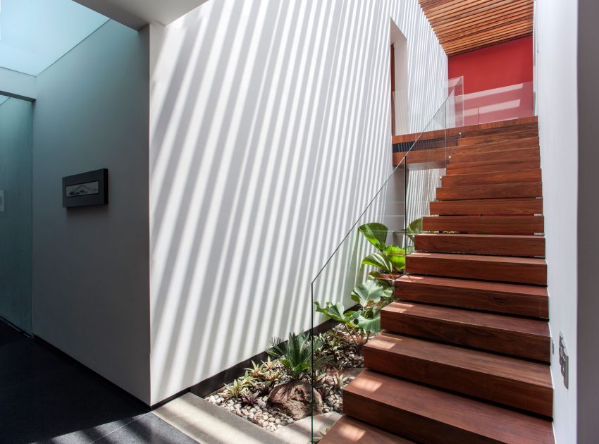 A Spacious Contemporary Home with Elegant Interiors in Zapopan by Almazán Arquitectos Asociados (39)