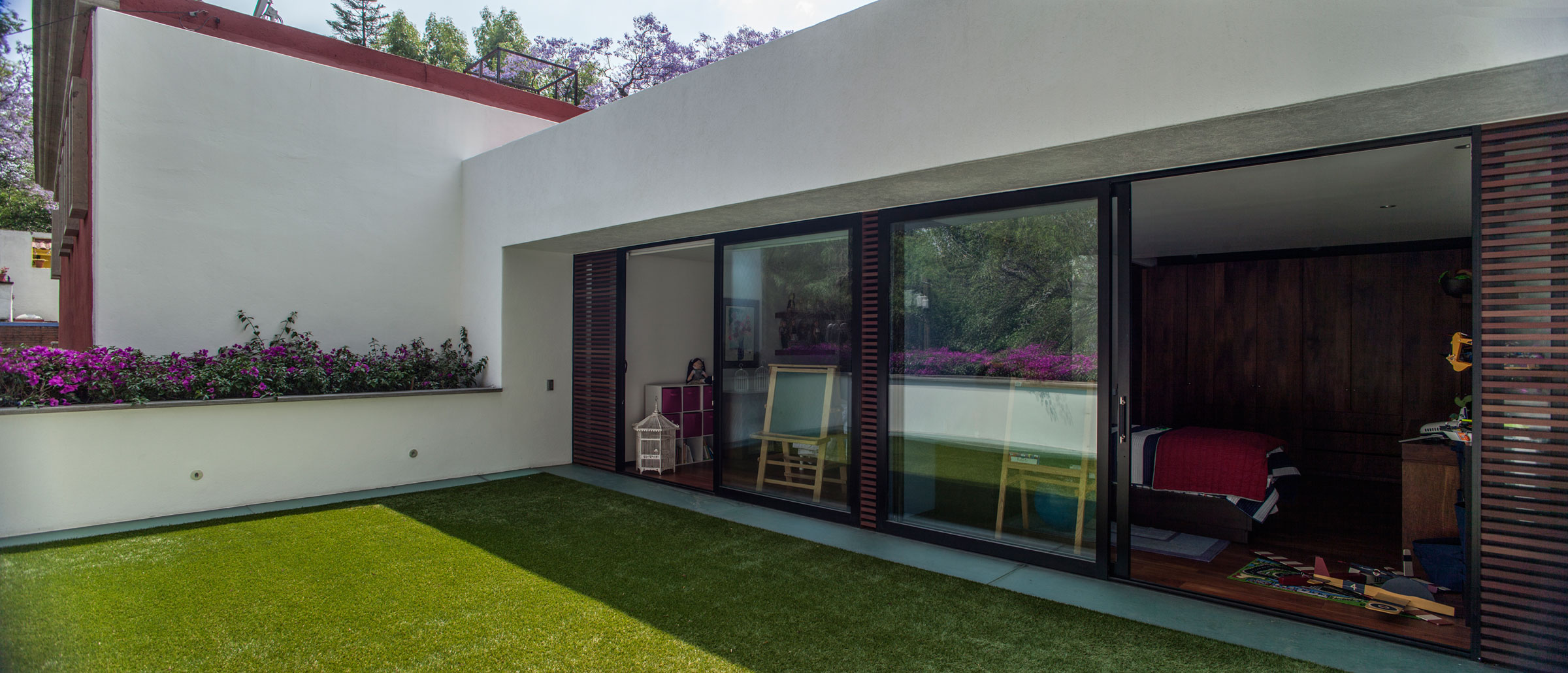 A Spacious Contemporary Home with Elegant Interiors in Zapopan by Almazán Arquitectos Asociados (4)
