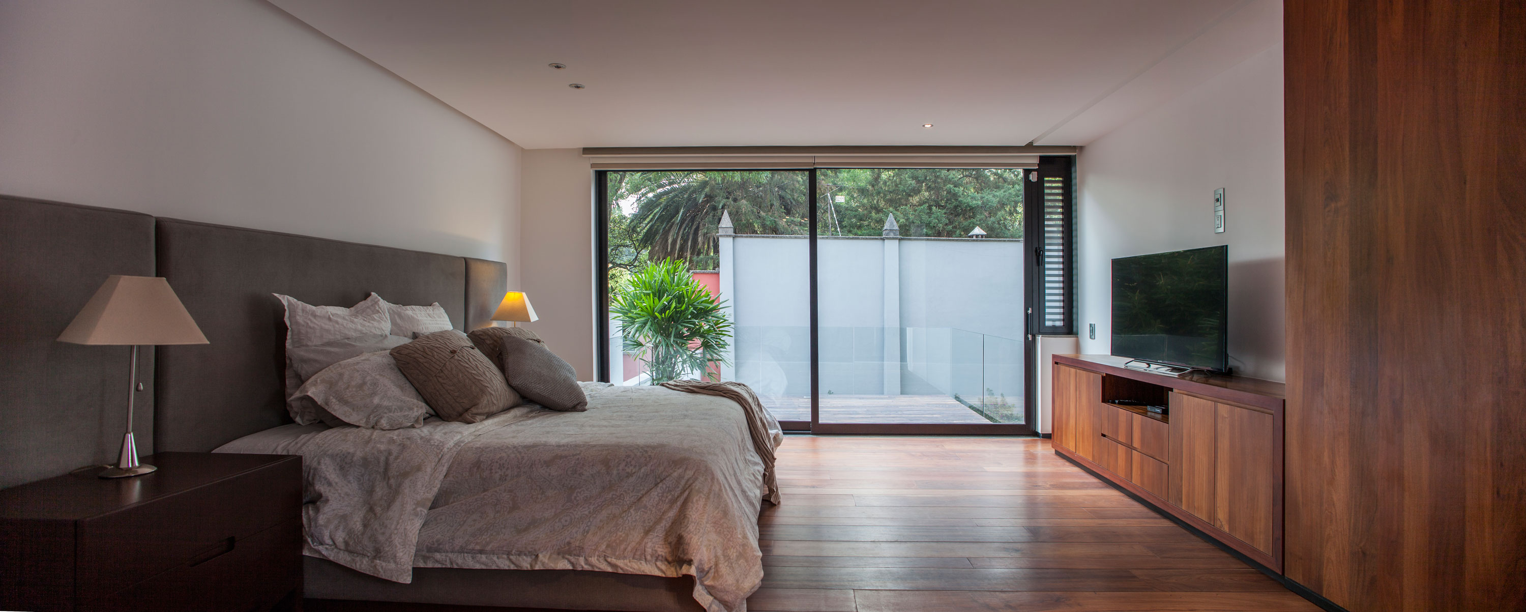 A Spacious Contemporary Home with Elegant Interiors in Zapopan by Almazán Arquitectos Asociados (42)