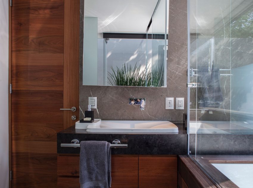 A Spacious Contemporary Home with Elegant Interiors in Zapopan by Almazán Arquitectos Asociados (45)