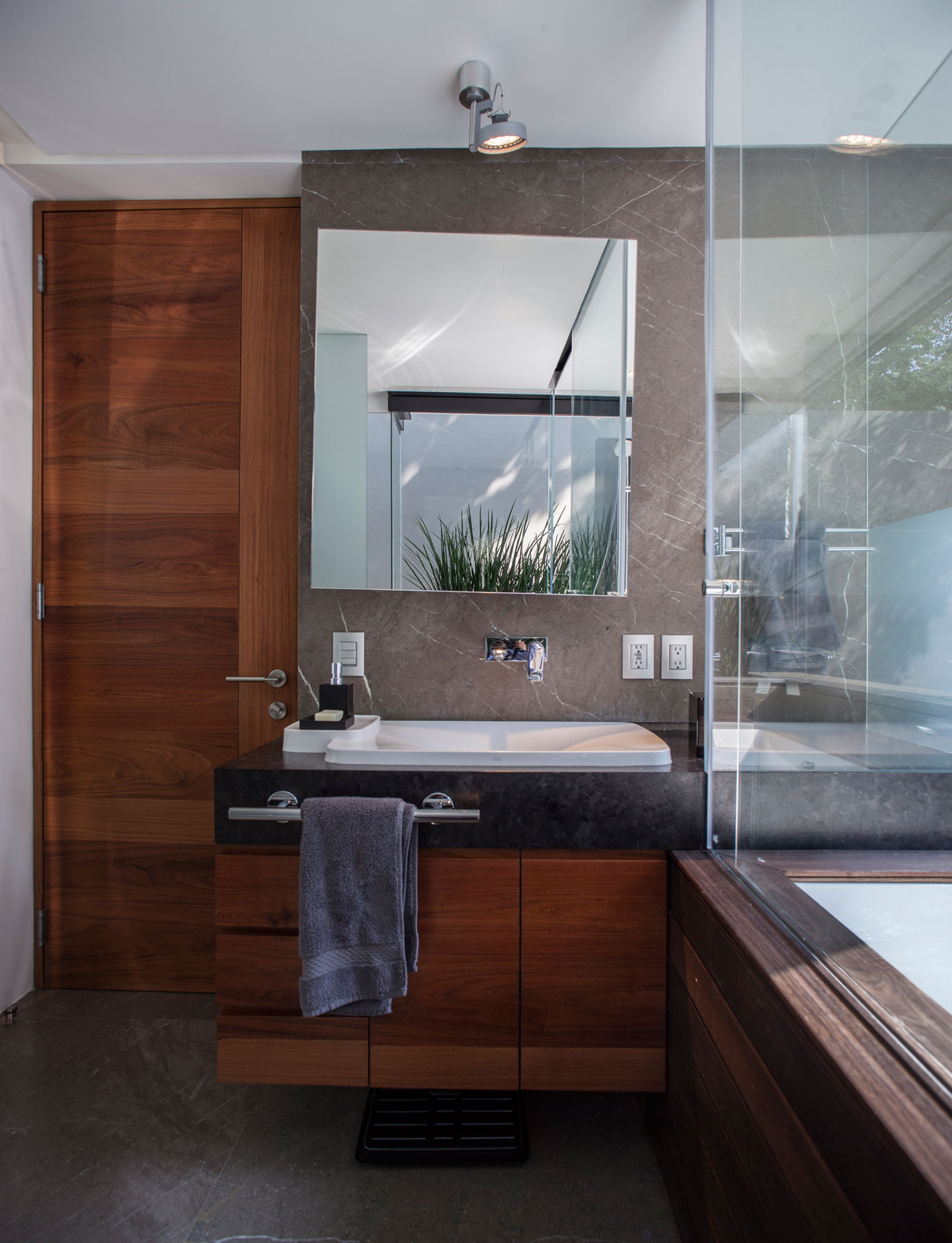 A Spacious Contemporary Home with Elegant Interiors in Zapopan by Almazán Arquitectos Asociados (45)