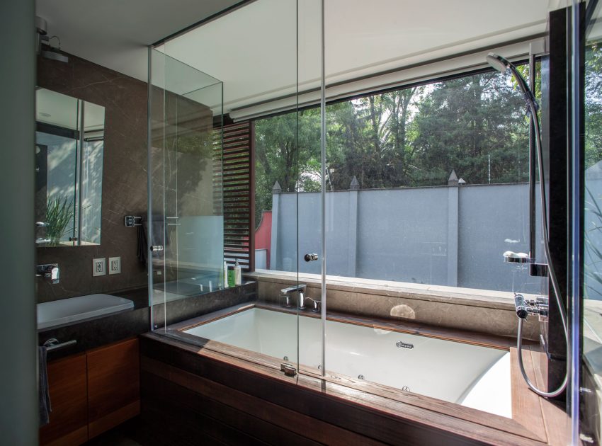 A Spacious Contemporary Home with Elegant Interiors in Zapopan by Almazán Arquitectos Asociados (46)