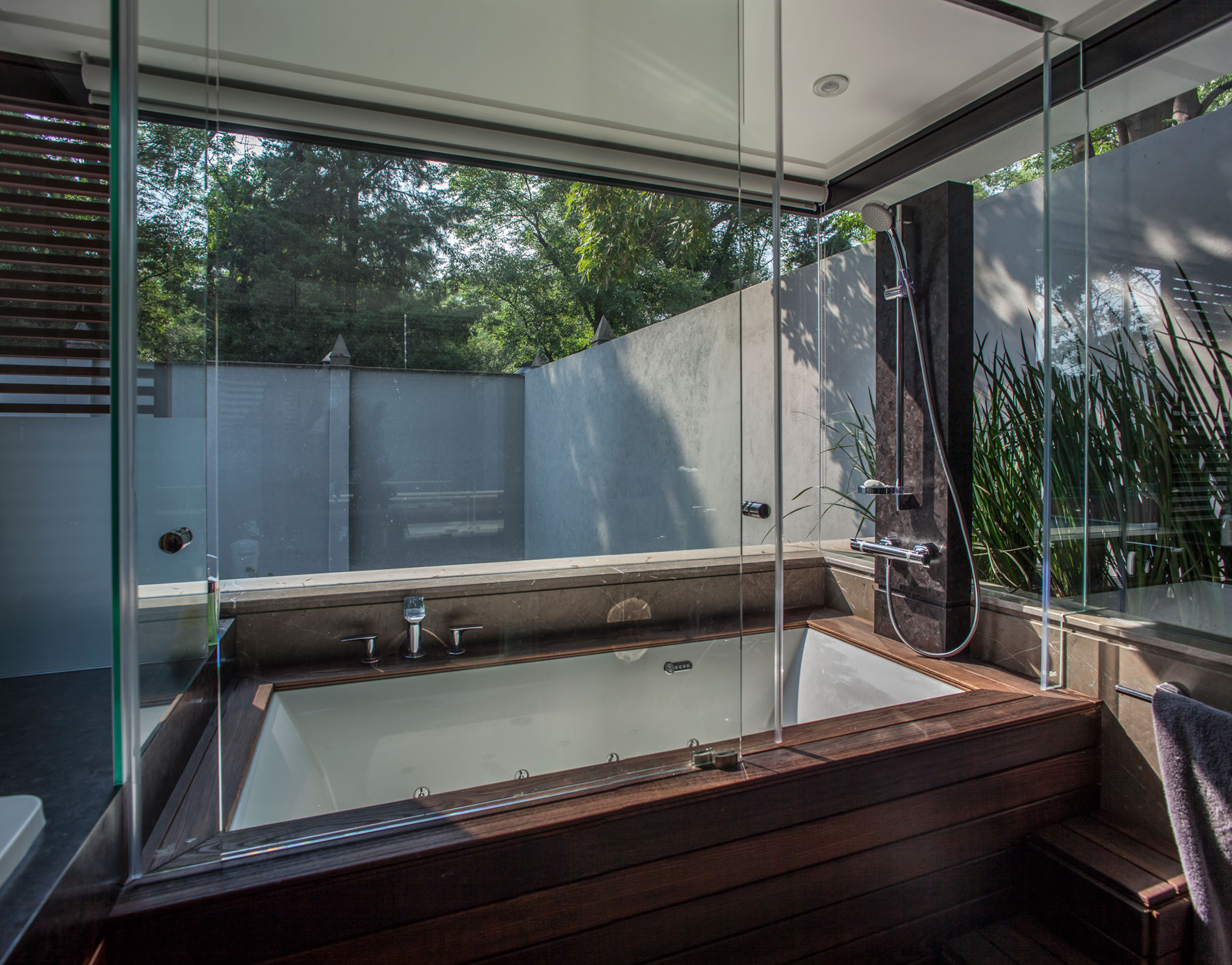 A Spacious Contemporary Home with Elegant Interiors in Zapopan by Almazán Arquitectos Asociados (47)