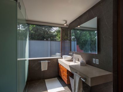 A Spacious Contemporary Home with Elegant Interiors in Zapopan by Almazán Arquitectos Asociados (48)