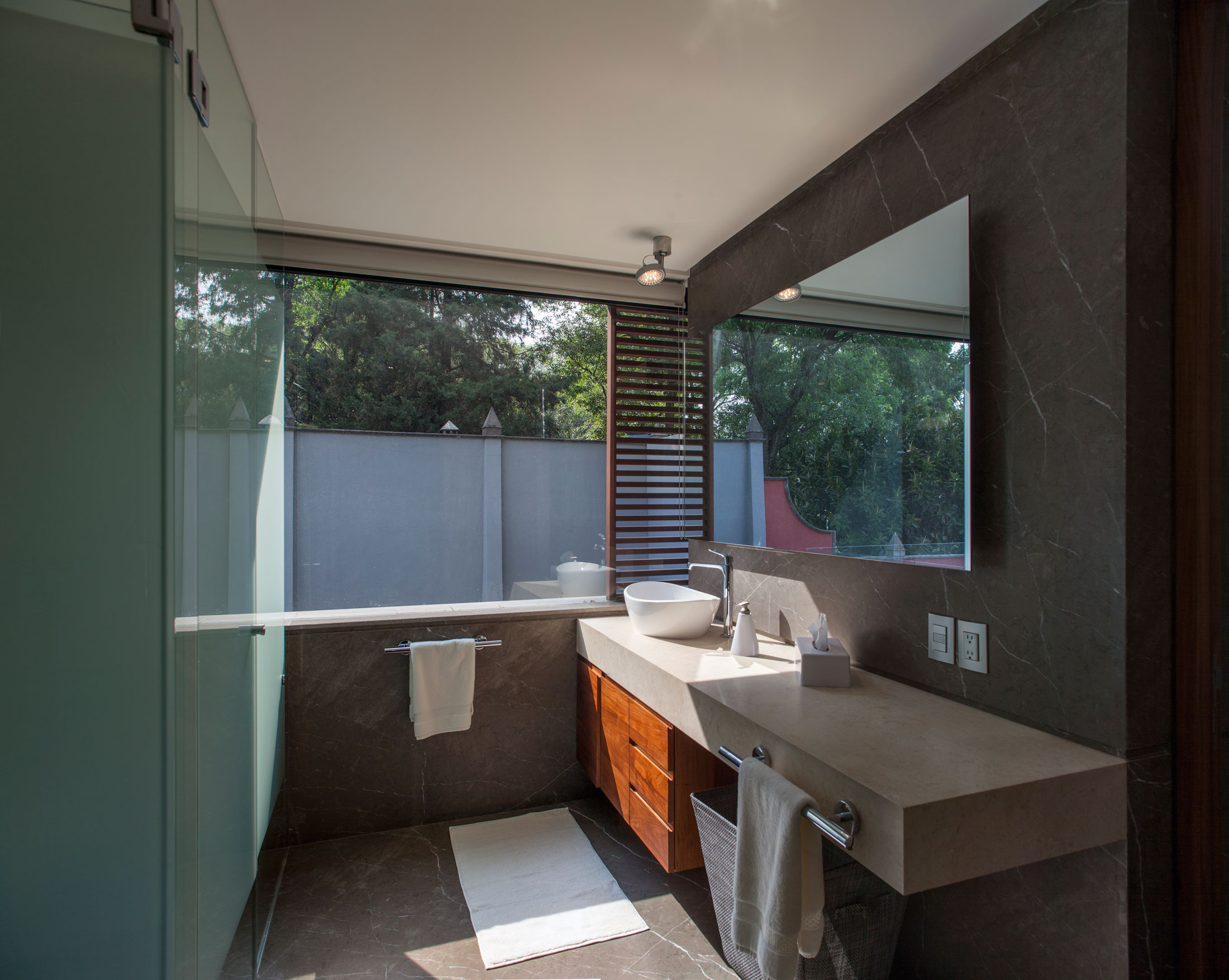 A Spacious Contemporary Home with Elegant Interiors in Zapopan by Almazán Arquitectos Asociados (48)