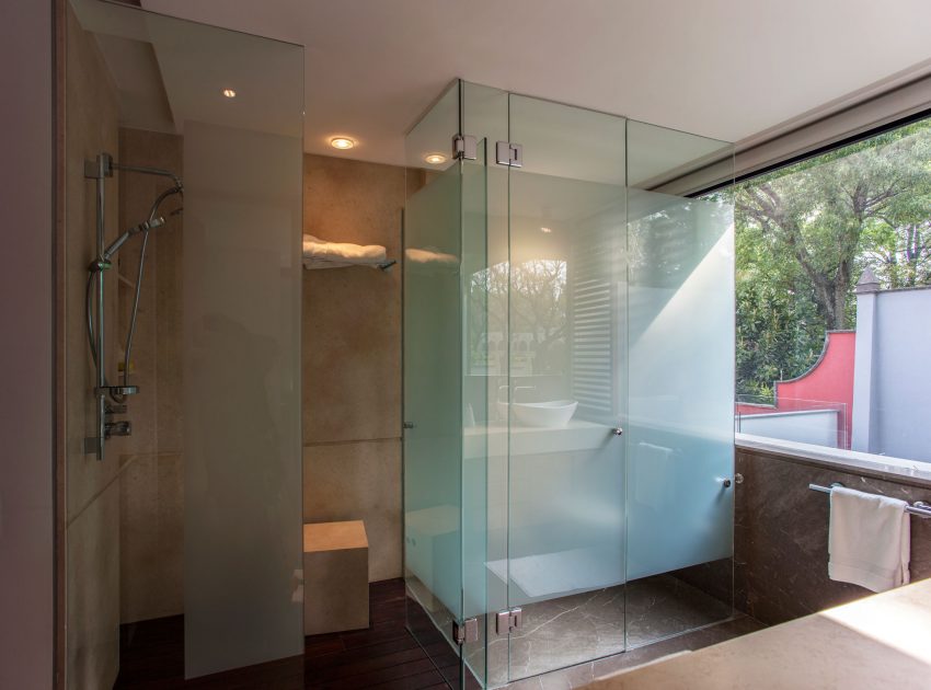 A Spacious Contemporary Home with Elegant Interiors in Zapopan by Almazán Arquitectos Asociados (49)