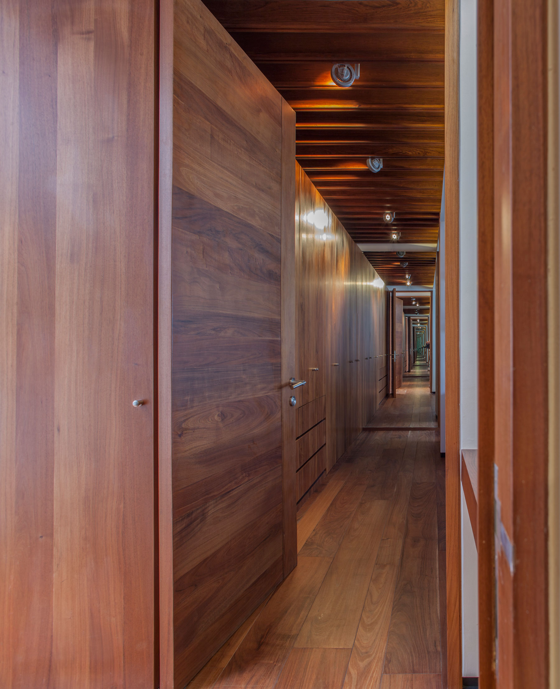 A Spacious Contemporary Home with Elegant Interiors in Zapopan by Almazán Arquitectos Asociados (5)