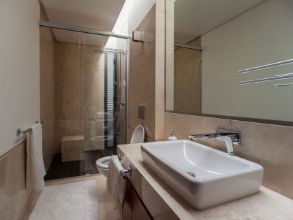 A Spacious Contemporary Home with Elegant Interiors in Zapopan by Almazán Arquitectos Asociados (50)