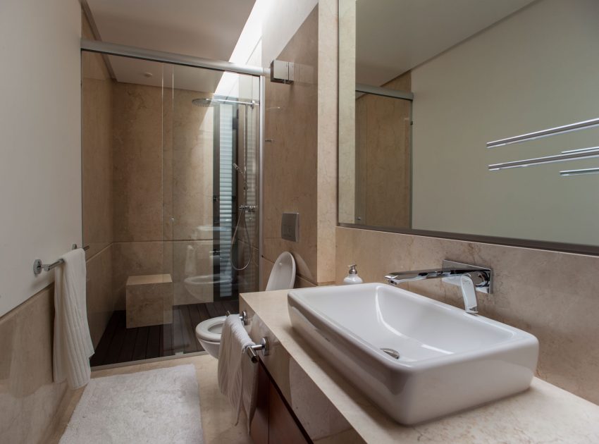 A Spacious Contemporary Home with Elegant Interiors in Zapopan by Almazán Arquitectos Asociados (50)