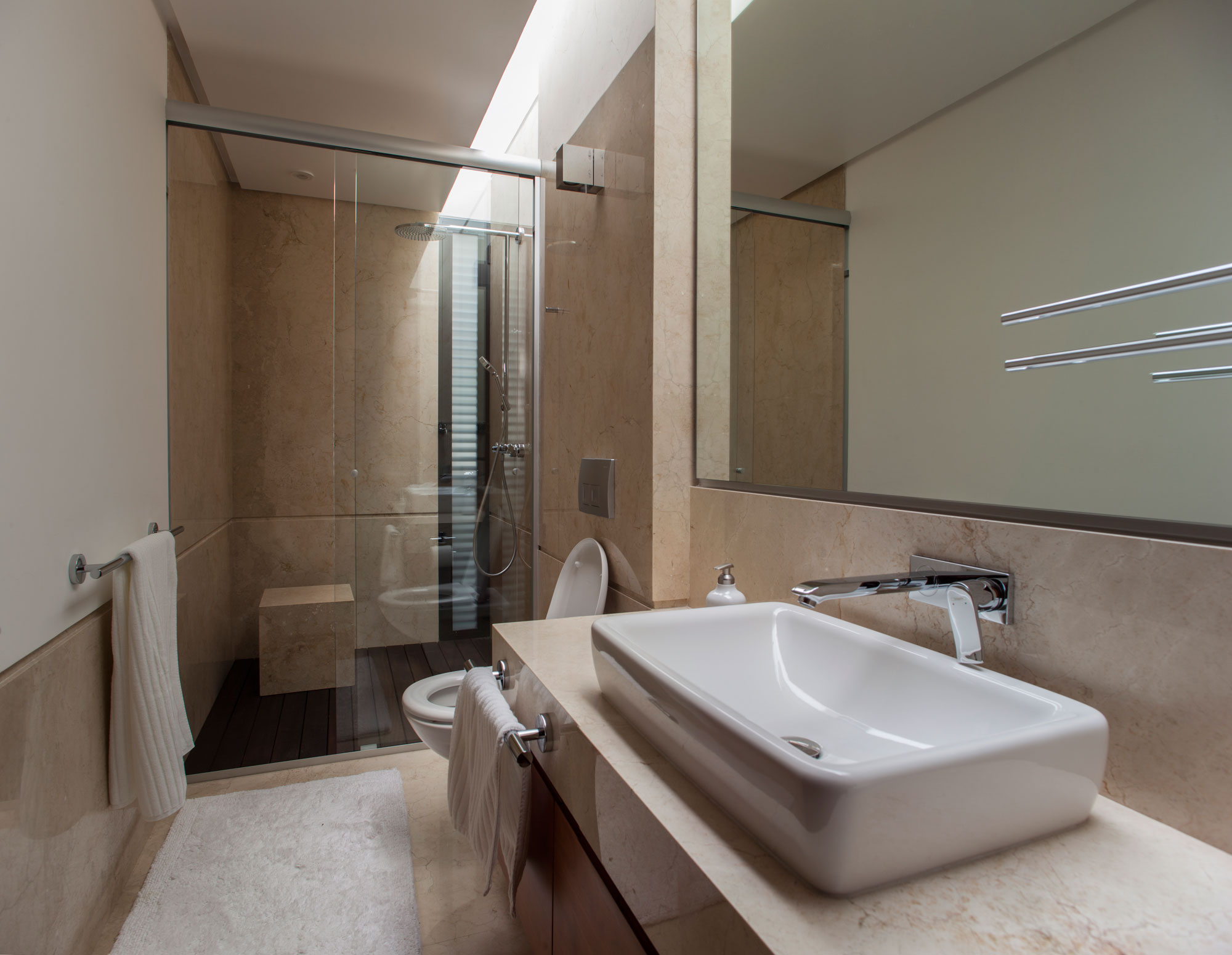 A Spacious Contemporary Home with Elegant Interiors in Zapopan by Almazán Arquitectos Asociados (50)