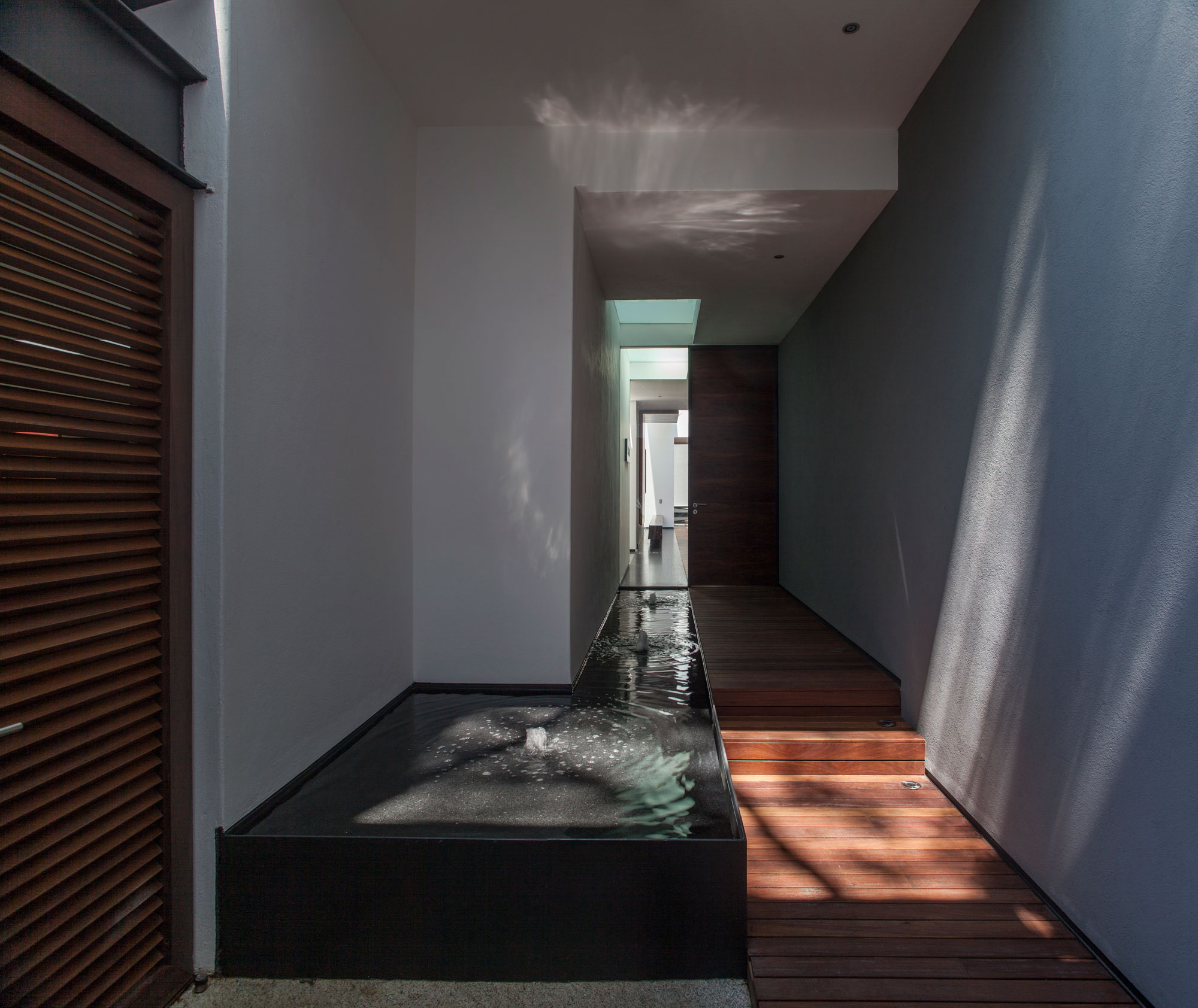 A Spacious Contemporary Home with Elegant Interiors in Zapopan by Almazán Arquitectos Asociados (7)