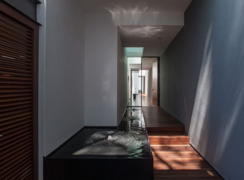 A Spacious Contemporary Home with Elegant Interiors in Zapopan by Almazán Arquitectos Asociados (8)