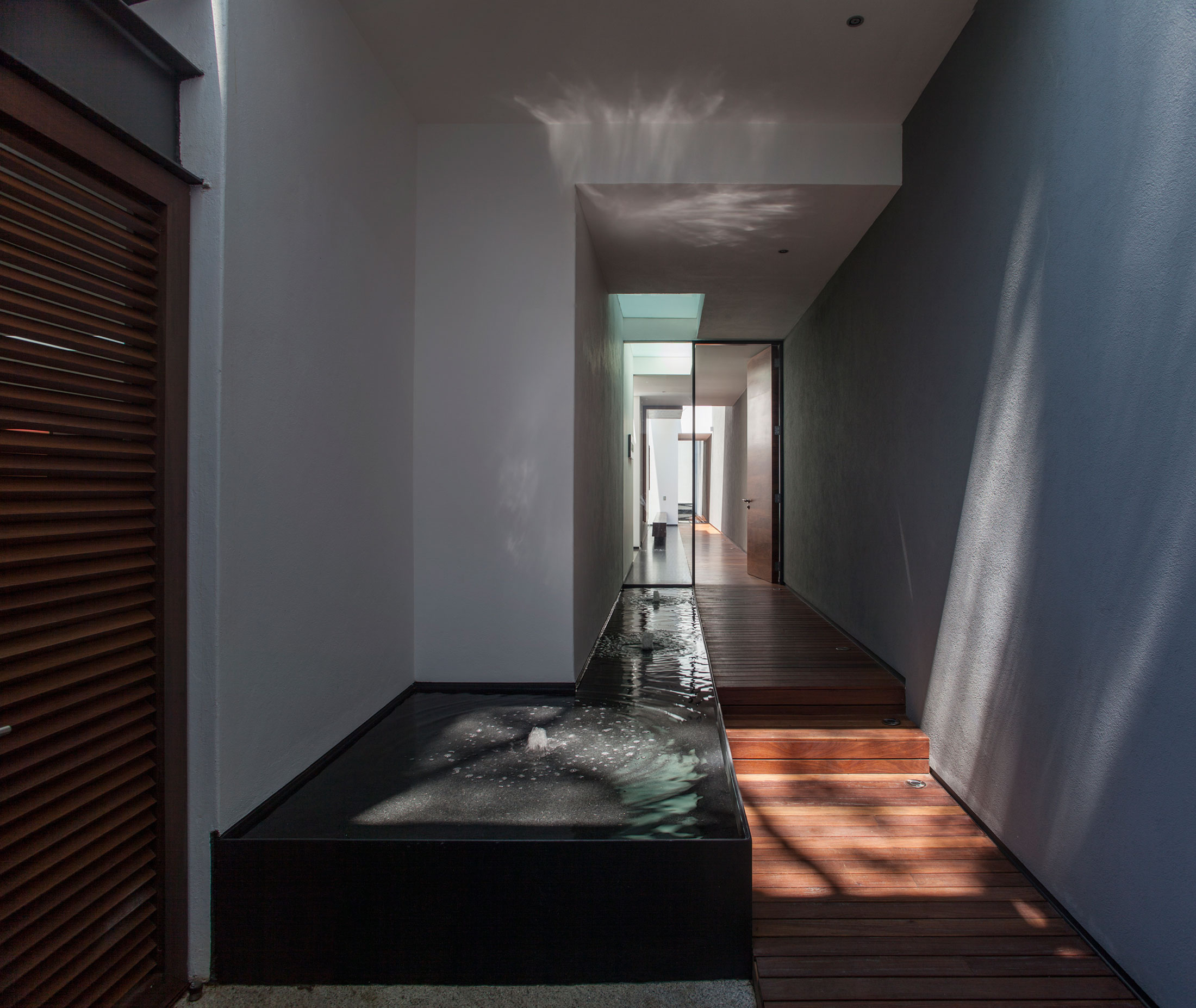 A Spacious Contemporary Home with Elegant Interiors in Zapopan by Almazán Arquitectos Asociados (8)