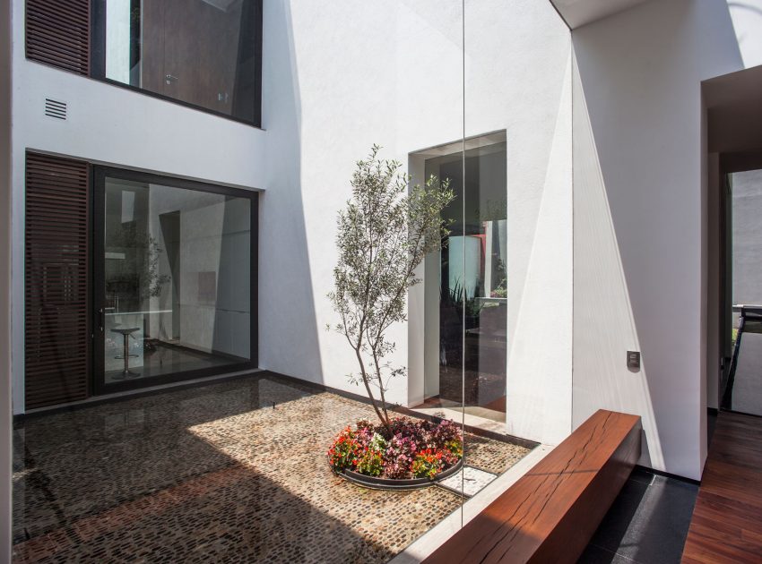 A Spacious Contemporary Home with Elegant Interiors in Zapopan by Almazán Arquitectos Asociados (9)