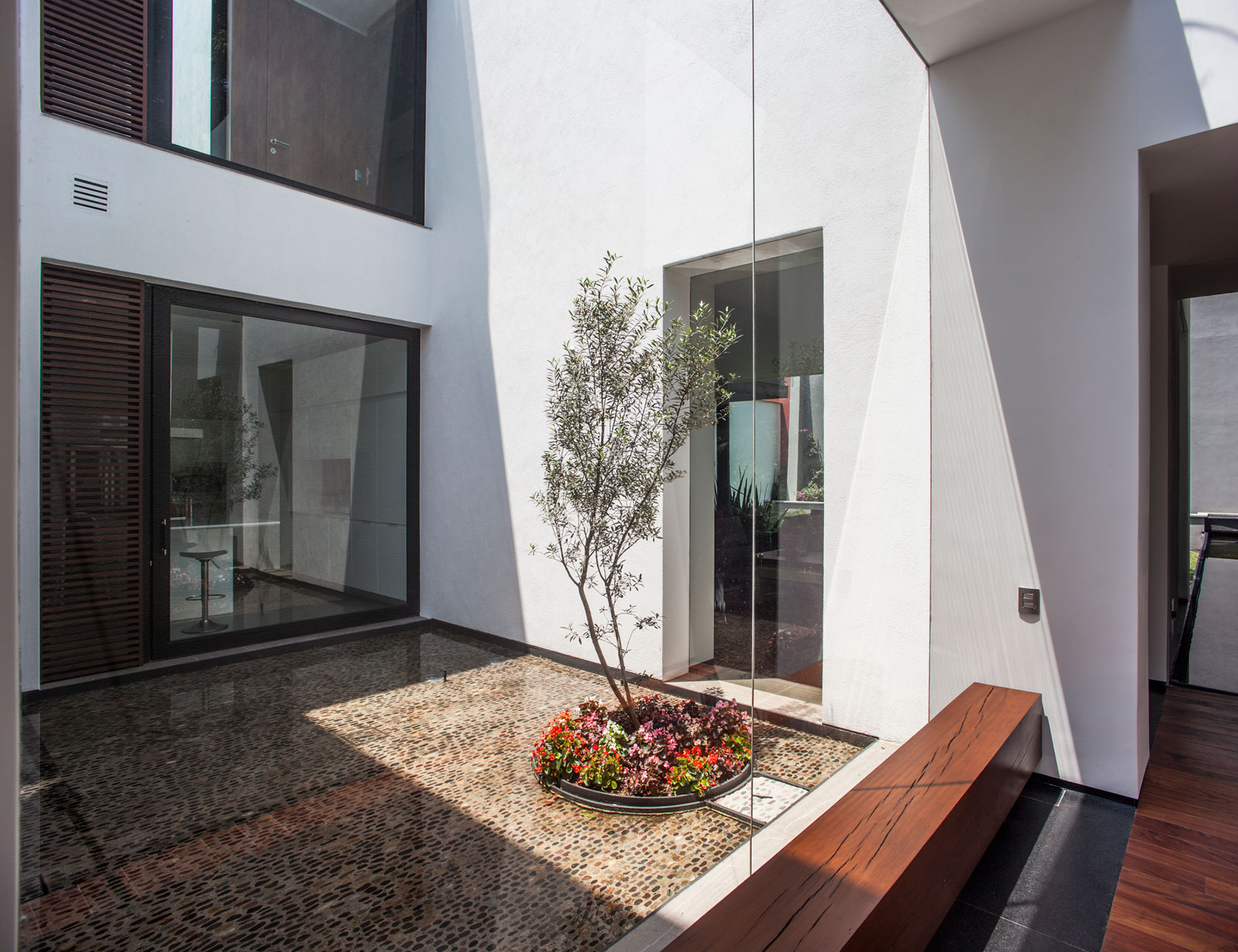 A Spacious Contemporary Home with Elegant Interiors in Zapopan by Almazán Arquitectos Asociados (9)