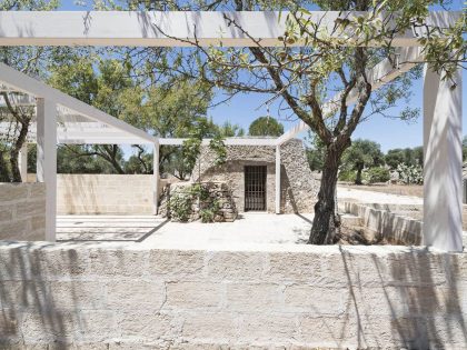 A Spacious Contemporary Home with Rustic and Unique Elements in Salve, Italy by Massimo Iosa Ghini (12)