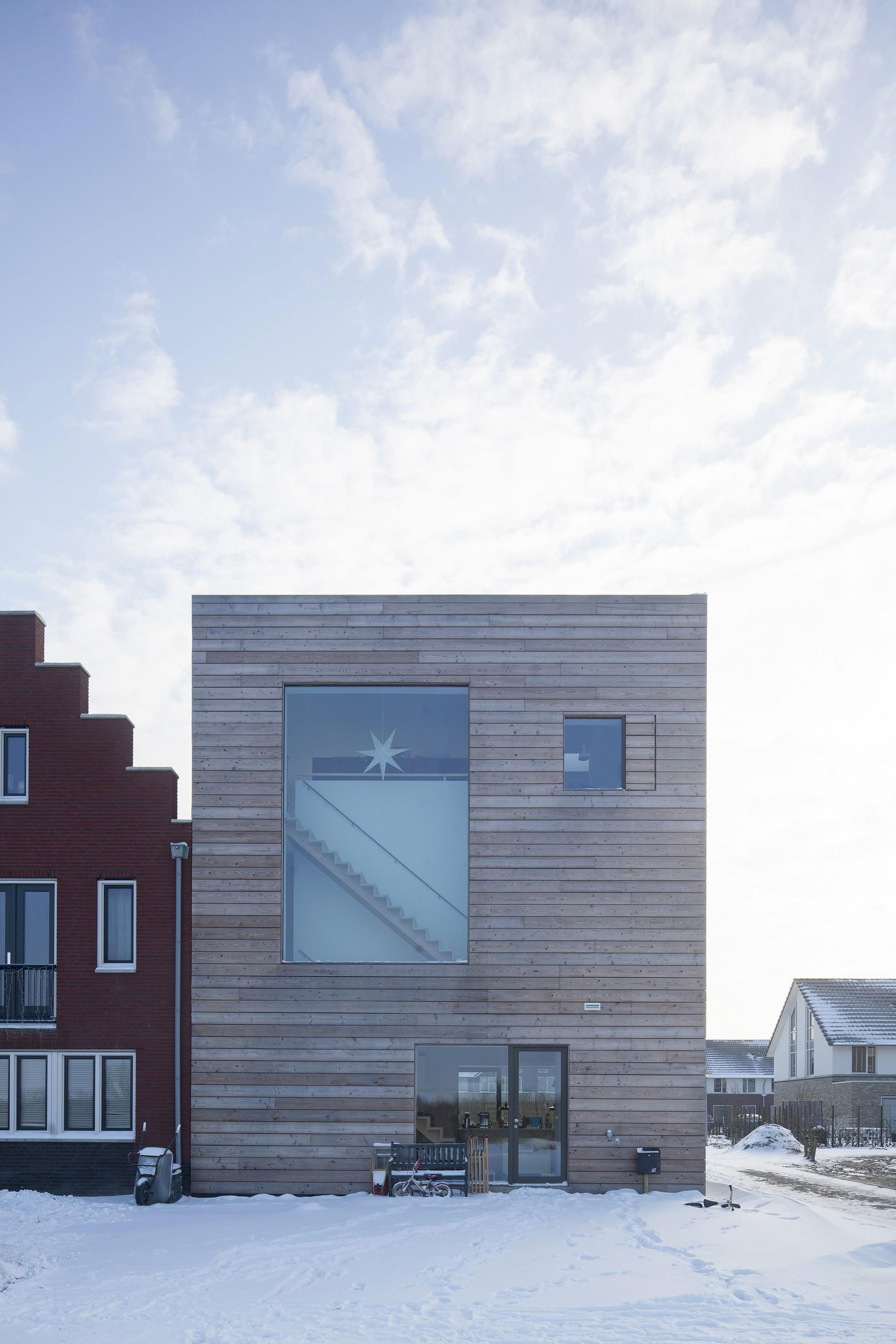 A Spacious Family Friendly Home with Magnificent Views in Almere, The Netherlands by 70F (5)