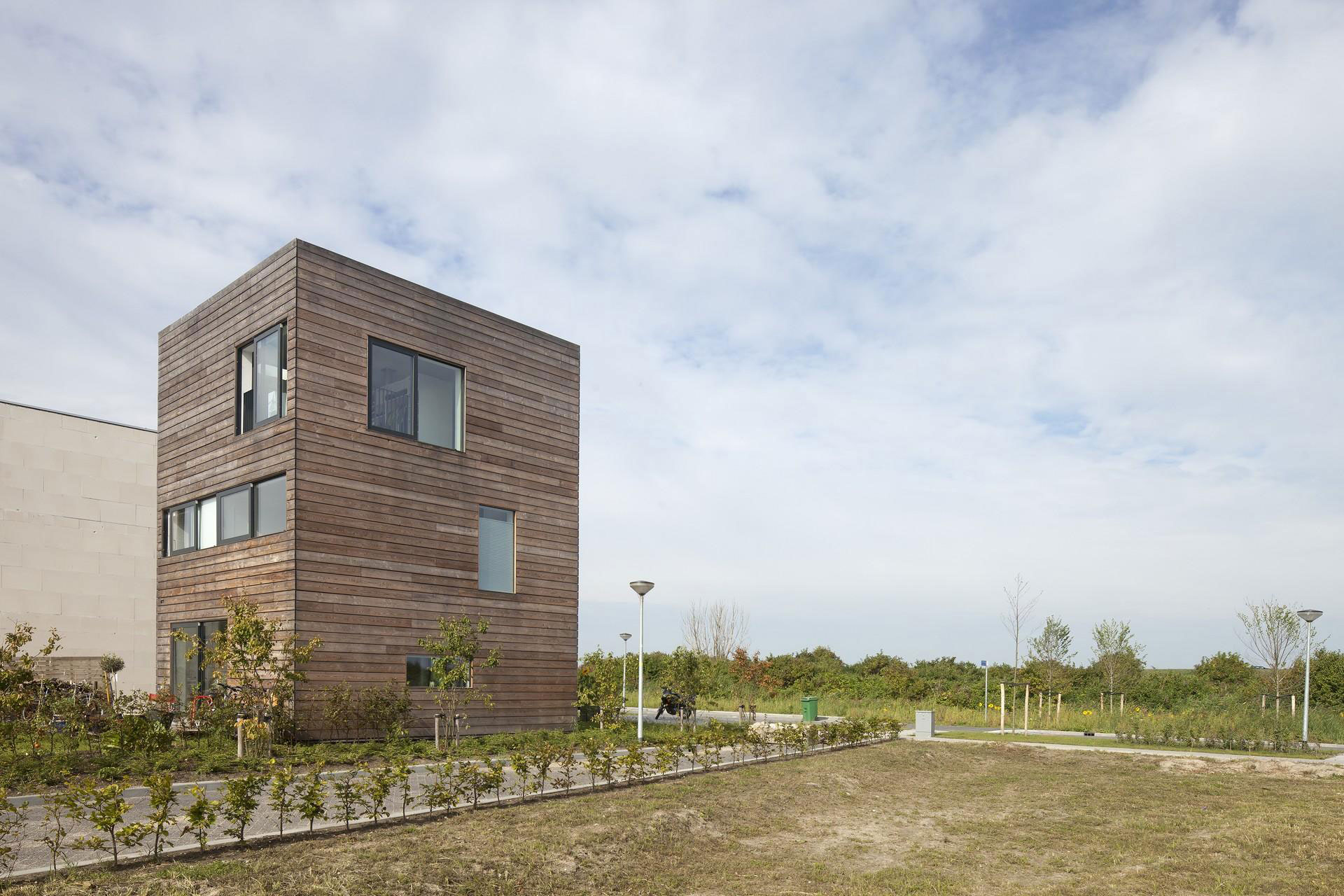 A Spacious Family Friendly Home with Magnificent Views in Almere, The Netherlands by 70F (8)