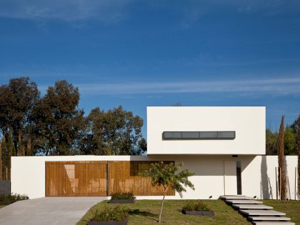 A Spacious Modern House with Cantilevered Slabs and Open Spaces in Buenos Aires by VDV ARQ (1)