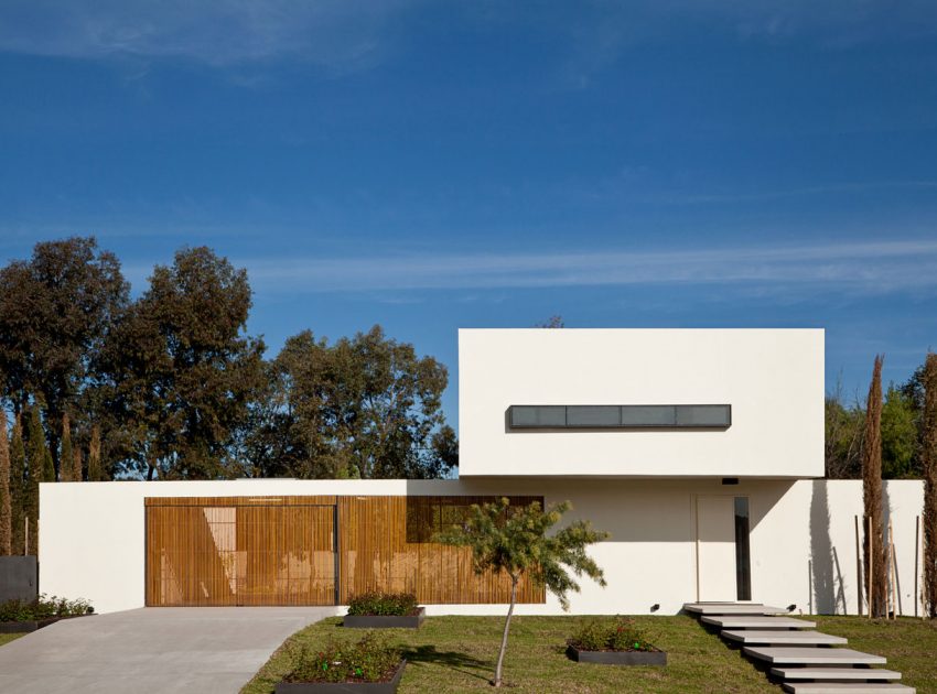 A Spacious Modern House with Cantilevered Slabs and Open Spaces in Buenos Aires by VDV ARQ (1)