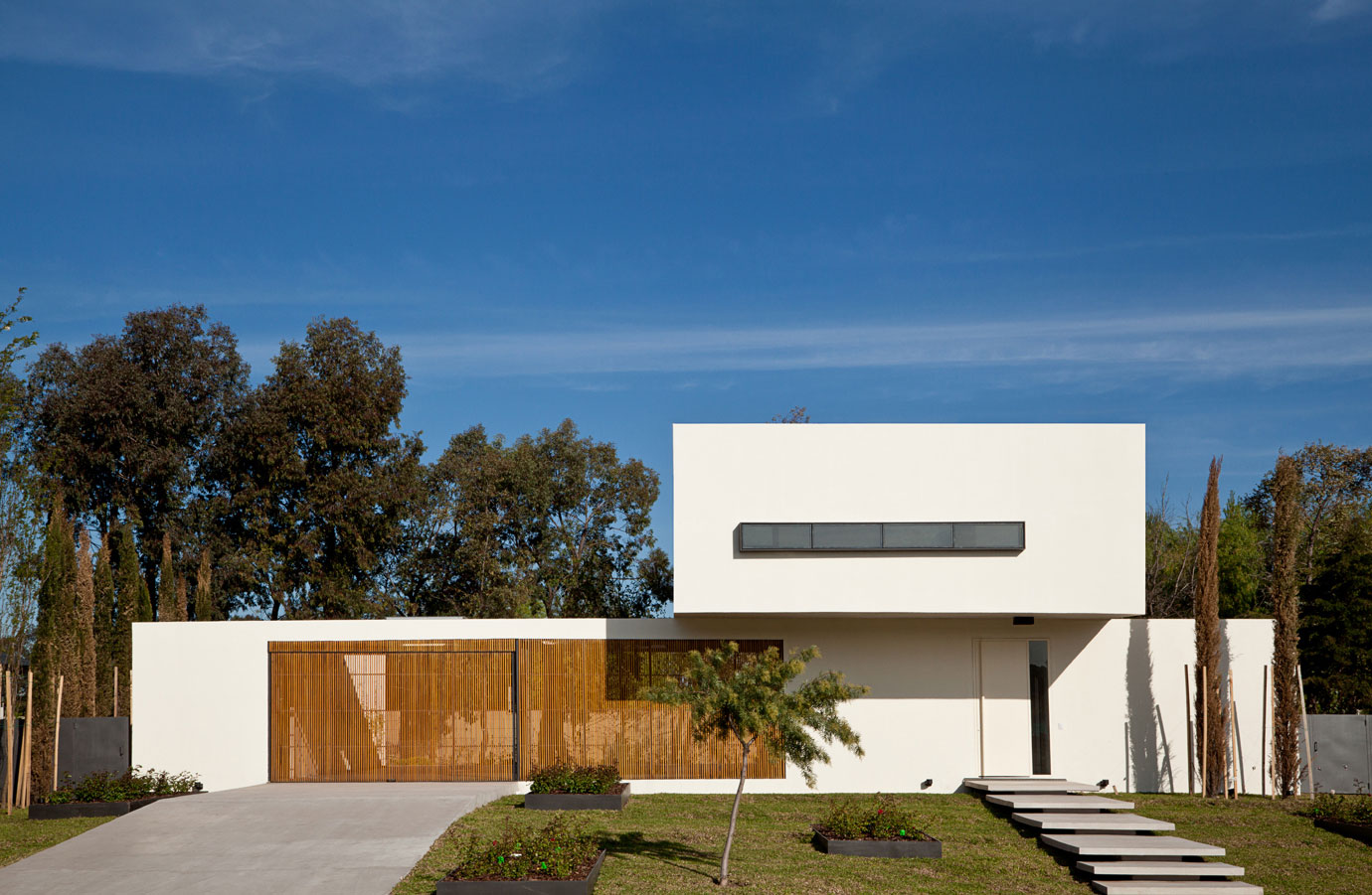 A Spacious Modern House with Cantilevered Slabs and Open Spaces in Buenos Aires by VDV ARQ (1)