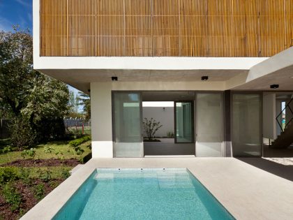 A Spacious Modern House with Cantilevered Slabs and Open Spaces in Buenos Aires by VDV ARQ (11)