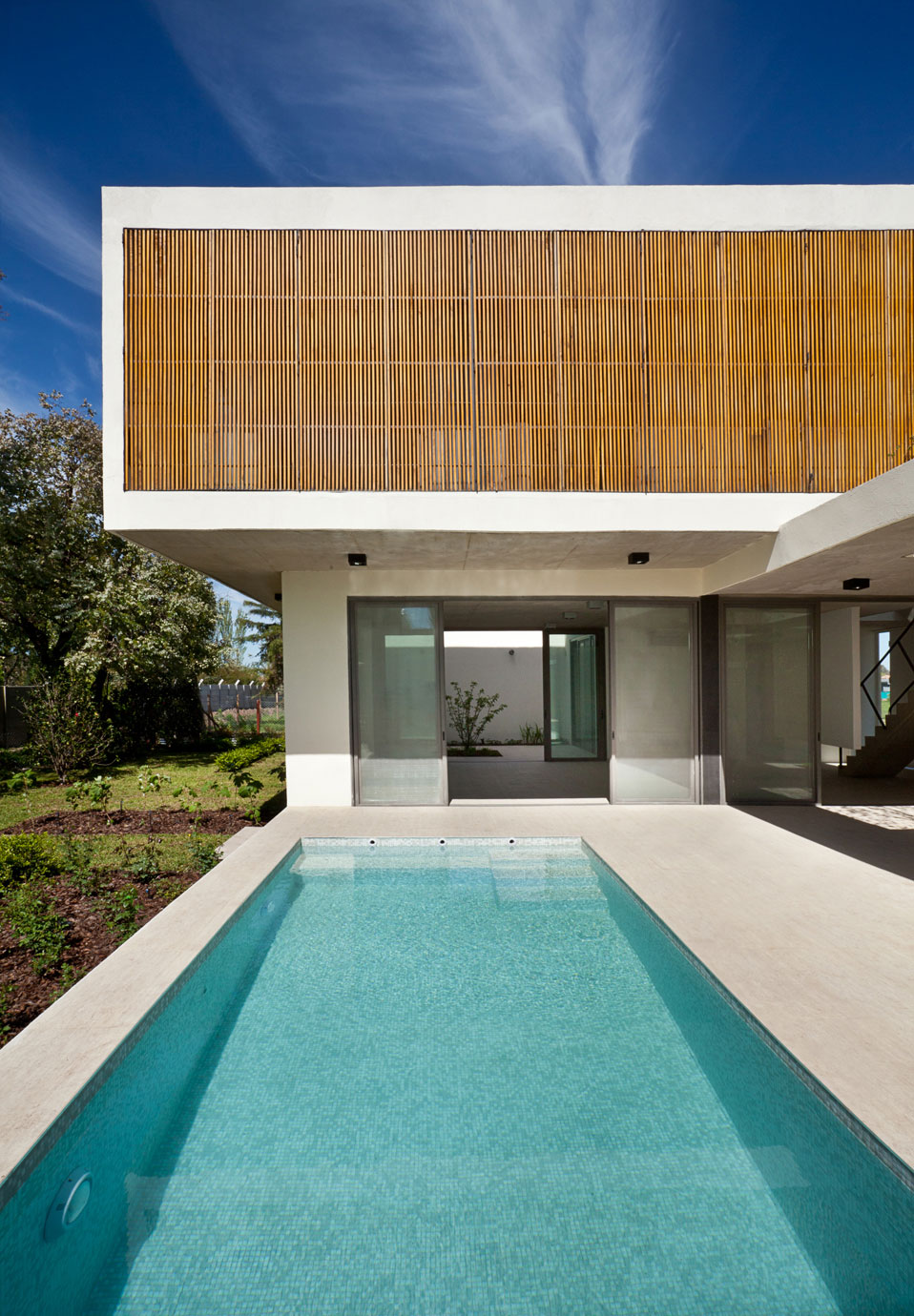 A Spacious Modern House with Cantilevered Slabs and Open Spaces in Buenos Aires by VDV ARQ (11)