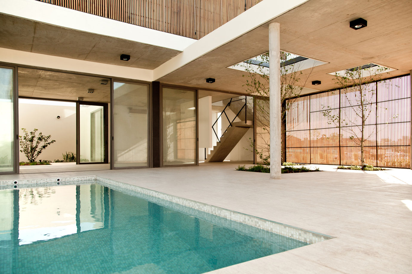 A Spacious Modern House with Cantilevered Slabs and Open Spaces in Buenos Aires by VDV ARQ (12)