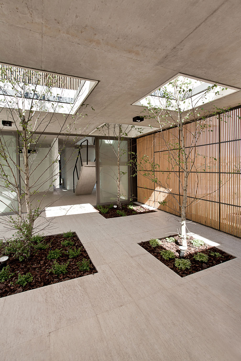 A Spacious Modern House with Cantilevered Slabs and Open Spaces in Buenos Aires by VDV ARQ (13)