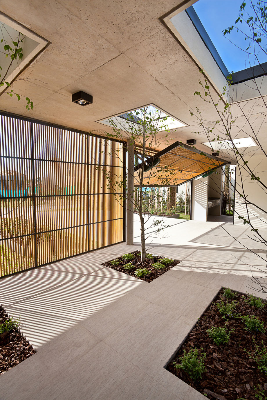 A Spacious Modern House with Cantilevered Slabs and Open Spaces in Buenos Aires by VDV ARQ (16)