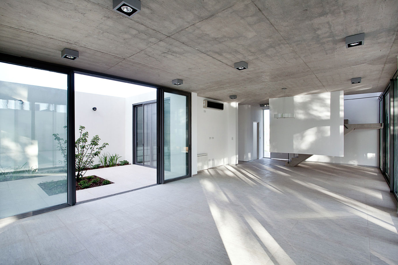 A Spacious Modern House with Cantilevered Slabs and Open Spaces in Buenos Aires by VDV ARQ (19)
