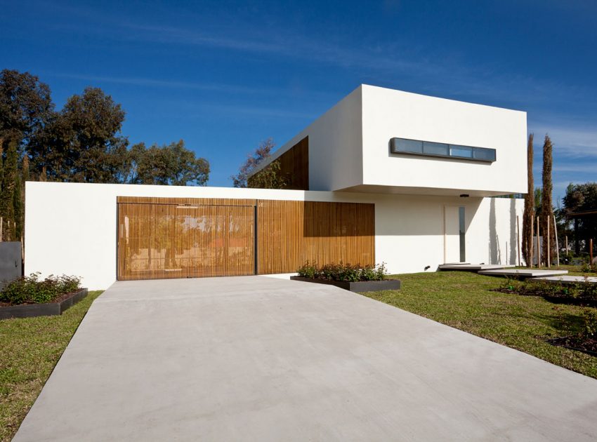 A Spacious Modern House with Cantilevered Slabs and Open Spaces in Buenos Aires by VDV ARQ (2)