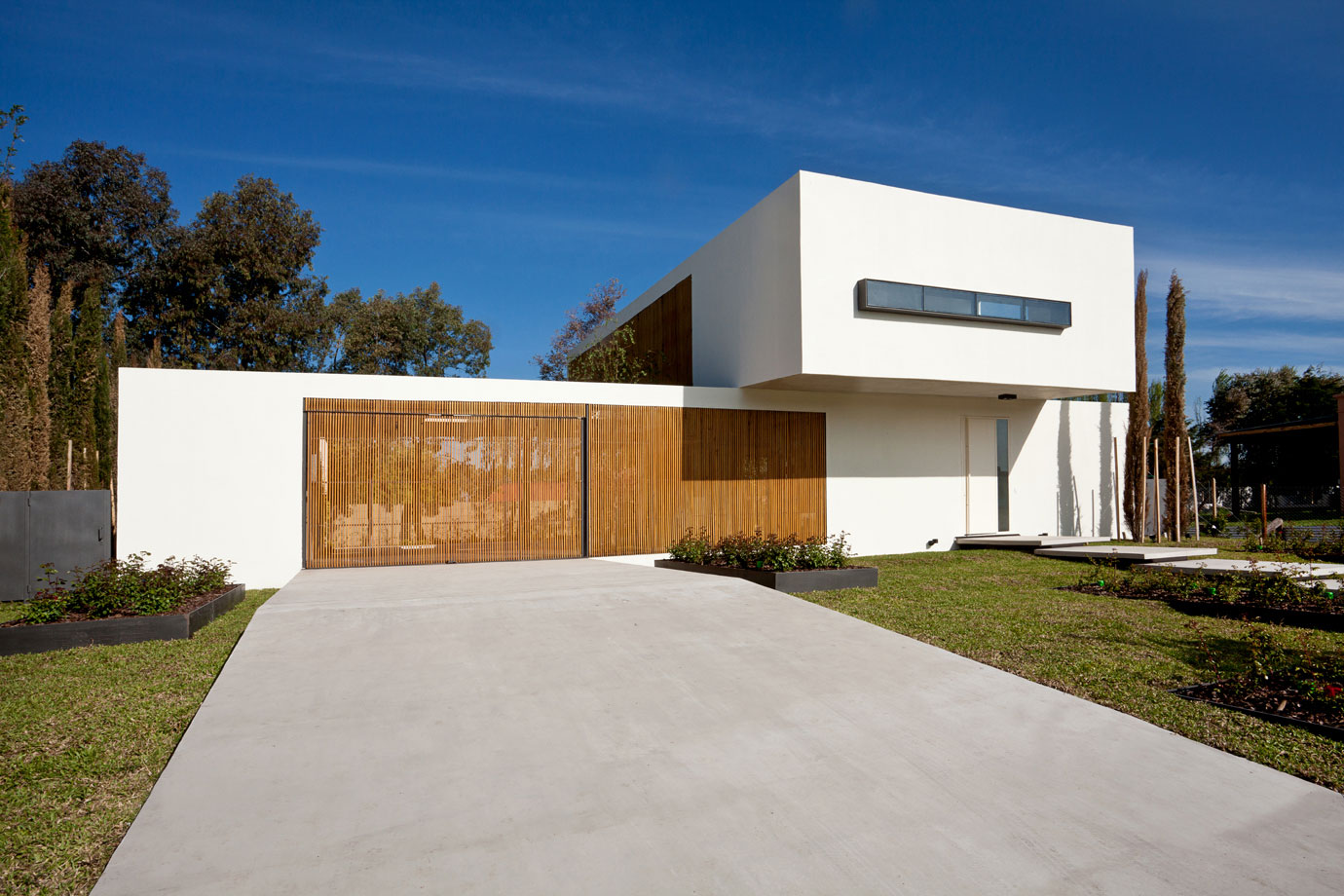 A Spacious Modern House with Cantilevered Slabs and Open Spaces in Buenos Aires by VDV ARQ (2)