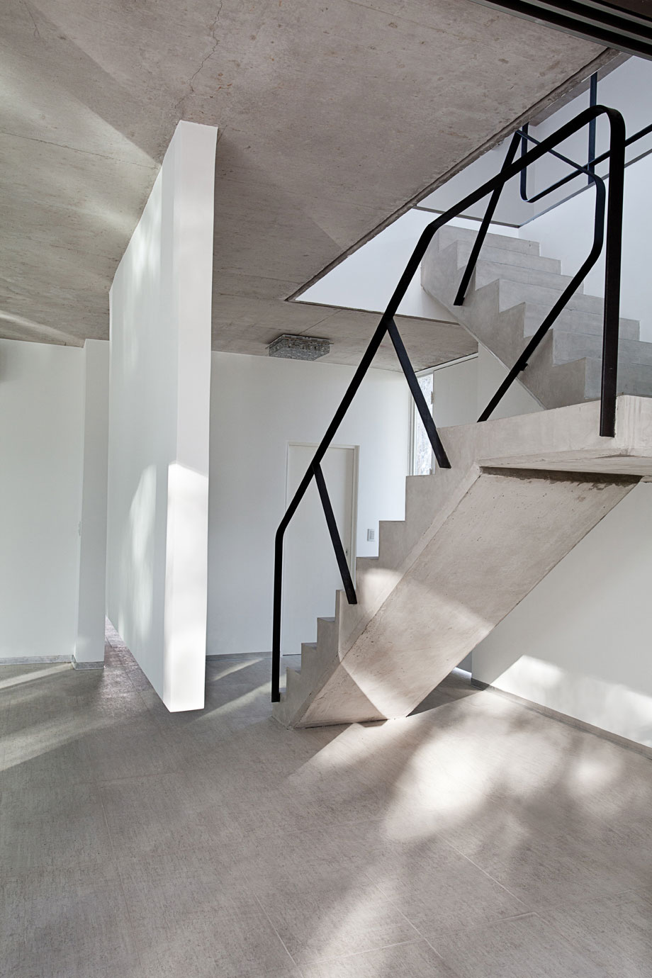 A Spacious Modern House with Cantilevered Slabs and Open Spaces in Buenos Aires by VDV ARQ (20)