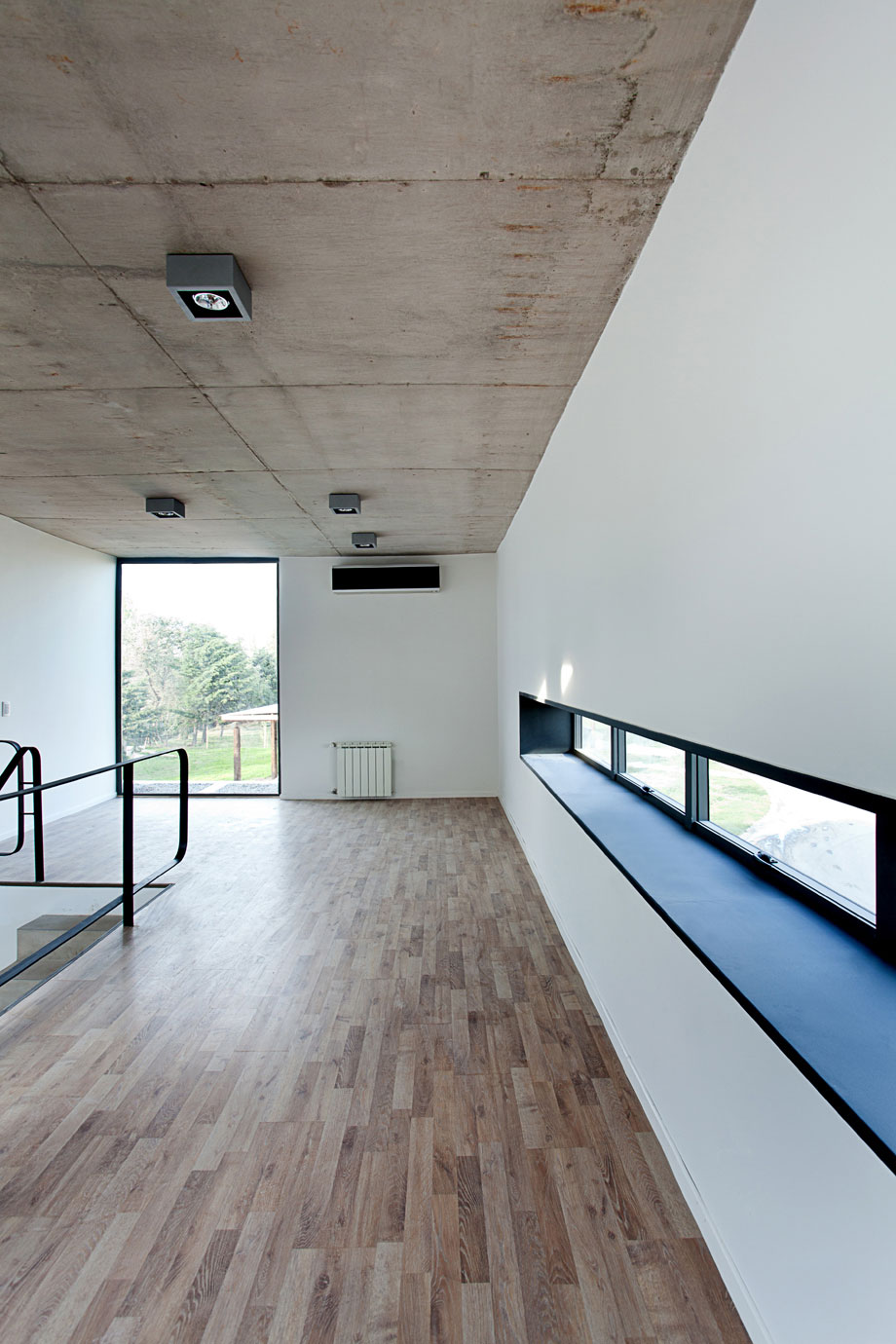 A Spacious Modern House with Cantilevered Slabs and Open Spaces in Buenos Aires by VDV ARQ (22)