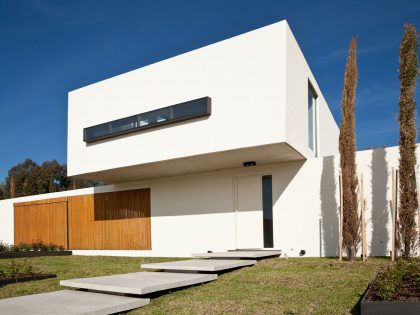 A Spacious Modern House with Cantilevered Slabs and Open Spaces in Buenos Aires by VDV ARQ (3)