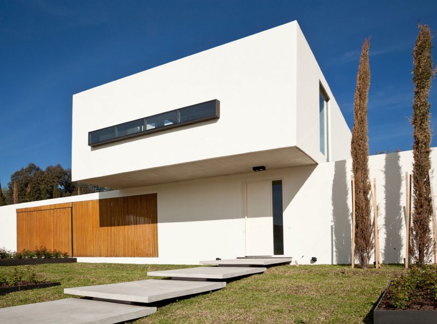 A Spacious Modern House with Cantilevered Slabs and Open Spaces in Buenos Aires by VDV ARQ (3)