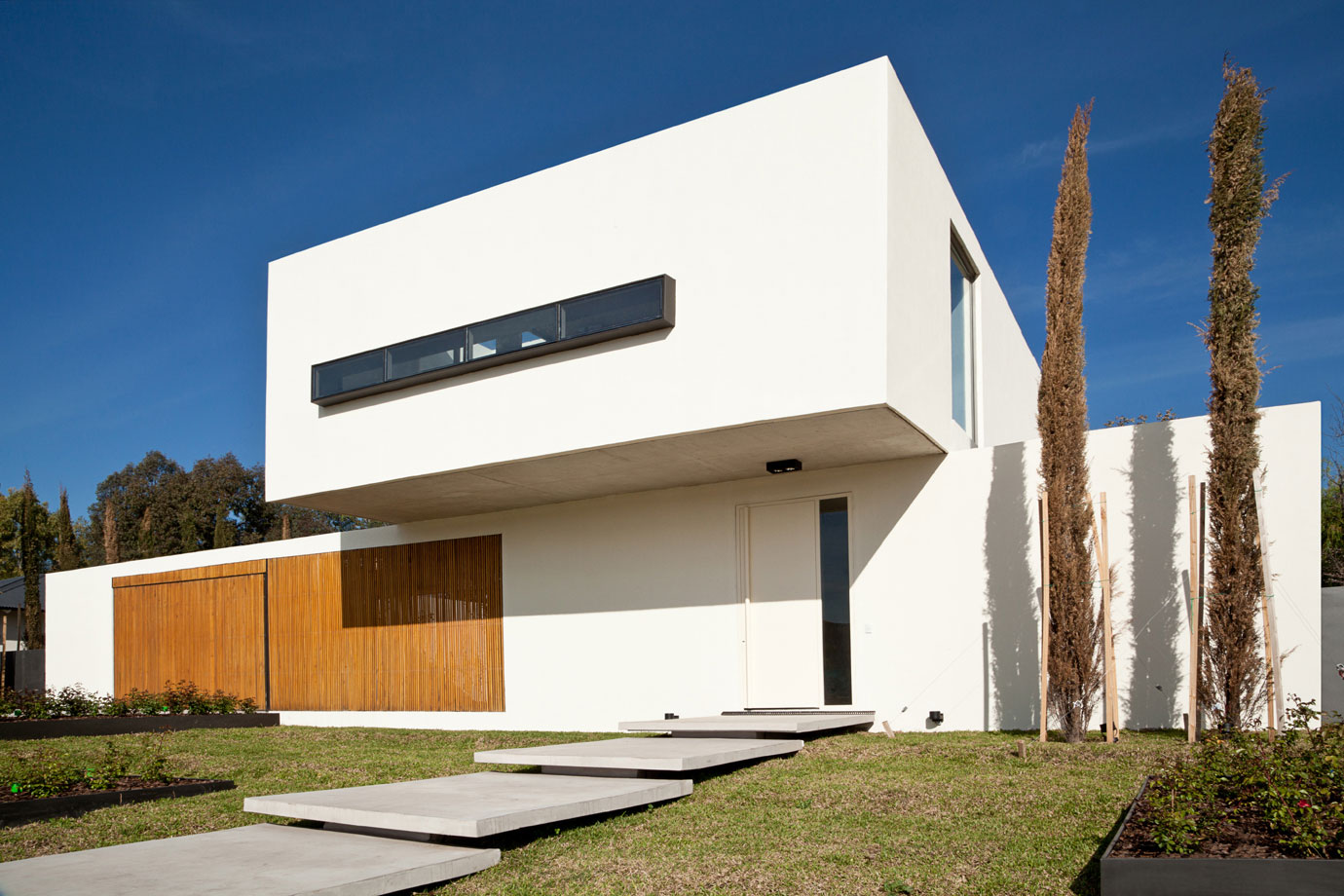 A Spacious Modern House with Cantilevered Slabs and Open Spaces in Buenos Aires by VDV ARQ (3)