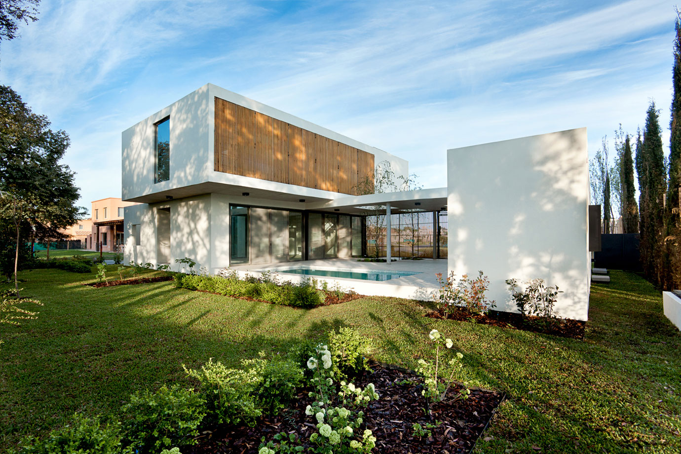 A Spacious Modern House with Cantilevered Slabs and Open Spaces in Buenos Aires by VDV ARQ (4)