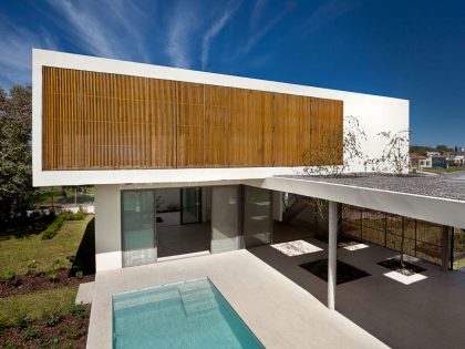 A Spacious Modern House with Cantilevered Slabs and Open Spaces in Buenos Aires by VDV ARQ (5)