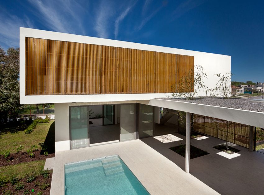 A Spacious Modern House with Cantilevered Slabs and Open Spaces in Buenos Aires by VDV ARQ (5)