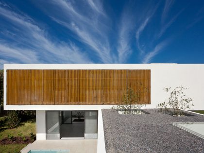 A Spacious Modern House with Cantilevered Slabs and Open Spaces in Buenos Aires by VDV ARQ (6)